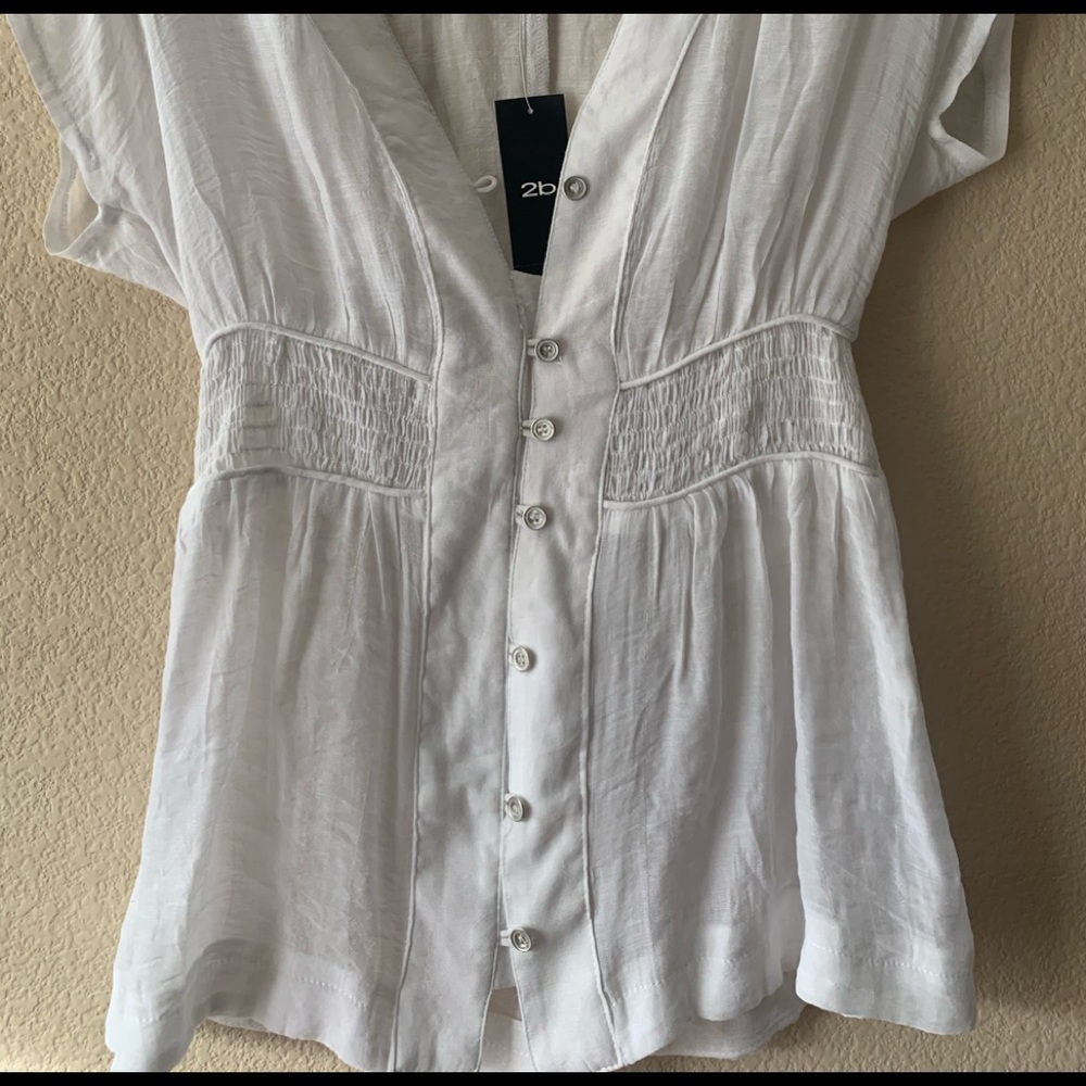 2b Bebe White Blouse w Buttons NWT - Picture 4 of 4